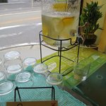 H+ダイニングカフェ - 店内、レモン水がセルフで