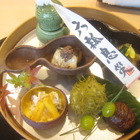 よし澤 - 八寸（筋子の味噌漬け？、数の子と壬生菜？、さんま、7種の茸と柿、真丈と茶蕎麦の栗、銀杏、栗の渋皮煮）