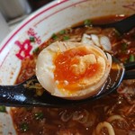 蒙古タンメン中本 - 北極玉子の断面