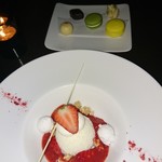 Bar＆Lounge MAJESTIC - イチゴのムース美味しかった～♪
      マカロンとチョコレートも～♪