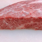 Ju-Ju Sumibiyakiniku - 当店ではこのように常陸牛をブロックで仕入れてキレイに捌いてお出ししてます。