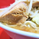 ラーメン二郎 - ブタの厚み