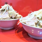 ラーメン二郎 - 大豚野菜ニンニク（左）との比較