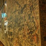 Minzoku mura - 壁一面に引くぐらい落書きが…(笑)天井とかにもあります