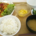 Kokusai Kyouyou Daigaku Kafeteria - 日替わりCセット（いかのガーリックバター炒め・ごはん味噌汁スープお代わり自由）　430円