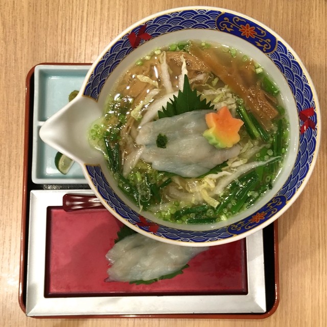 ふぐの出汁の独特さを初めて知った ソフトで淡麗 上品なふぐ骨エキスがナイス By Tomassoon ふぐだし潮 八代目けいすけ 銀座 ラーメン 食べログ