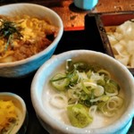 岡崎屋 - おとくなセット1100円　笊きしめんと天とじ丼