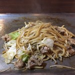 Jirokichi - ヘラで全体をかき混ぜ味をなじませたらホルモンうどんの出来上がり