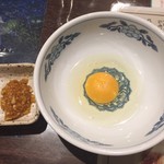 天海 - 料理写真:増し増しニンニク別皿とトッピングの生卵