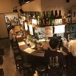 おでんとお蕎麦居酒屋 じんべえ - 1階はカウンター席