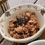 手打ち蕎麦 こはし - 玄米ごはん(250円)です。