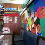 インド ＆ ネパール レストラン サティー - 店内。カラフルな壁画～。