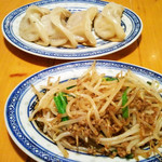 中国ラーメン揚州商人 - 「豚挽き肉ともやしの辛味炒め」と「汁汁餃子（4個入り）」