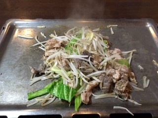 Jirokichi - ホルモンに火が通ったら野菜と混ぜ合わせ、タレにつけて食べる