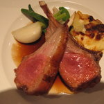 metro cafe でぐち弐番 - オーストラリア産骨付き子羊ローストのアップ