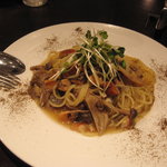 metro cafe でぐち弐番 - ウナギときのことみょうがのパスタ、皿の淵にあるのが山椒です