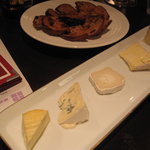 metro cafe でぐち弐番 - チーズ盛り合わせとぶどうパン