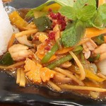 バーンタイ - バイマックルゥーの鶏肉ピリ辛炒め