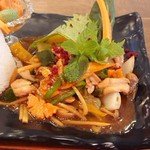 バーンタイ - バイマックルゥーの鶏肉ピリ辛炒め