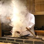 東麻布 天本 - 燻される天本さんとカツオ