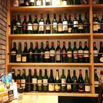 STEAK × WINE 肉バル LIMIT DISH - 店舗奥の壁