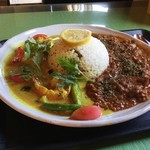 スプーンソング - 南北スペシャル 1,200円(右が北インドのキーマ、左が南インドのケーララ プラウン)