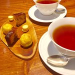 ラ・フォルム ド エテルニテ - 健一自然農園さんの紅茶
      ピスタチオのシュー
      レモンのマカロン と イチヂクのケーキ
