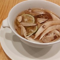 スーツァン・レストラン陳 渋谷店 - 松茸魚翅湯　松茸とフカヒレの香り豊かな蒸しスープ