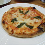 アマルフィイ ノベッロ - ピッツァマルゲリータ(トマトソース、バジル、モッツァレラチーズ)