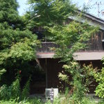 駐車場から見たお店