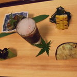 一如庵 - 二の膳　自家製福神漬け　新生姜とワカメの油炒め　もずくす 桃入り　アボカドのあおさのせ　水茄子のお寿司