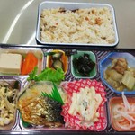 福山まるたま - まるたま弁当 税込410円　鯖の塩焼きと炊き込みごはん(2018.09.13)