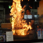 多田水産 須崎道の駅店 - 藁で燻します