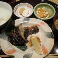 伊豆の旬 やんも 丸の内店 - さば塩焼定食：１０５０円