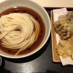 手打うどん 長谷沼 - ぶっかけ（冷）（中）、とり天、まいたけ天（上方から）