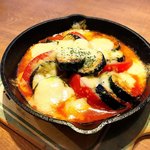 ピッツァ ナポレターノ カフェ - ナスとトマトのグリル チーズたっぷり乗せ