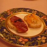 トロアヴァーグ - アミューズ：馬肉とカラスミのカナッペ