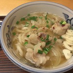 ふる里うどん  - プリプリのホルモンにスライスにんにくが合います