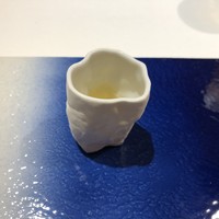 なかがわ - しずく　テーブルで器に注がれたコンソメスープ