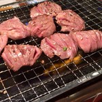 焼肉かいと - 豚タン
            厚みがあってジューシー