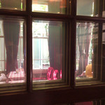 イノダコーヒ - 窓から店内覗く