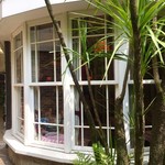 イノダコーヒ - 変わった形の窓