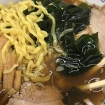 キンタ - 何故か津軽のラーメン深夜部門で多く見かけるワカメデフォルトのせ