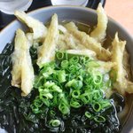 釜揚人力うどん - わかめトッピング　ごぼうてん