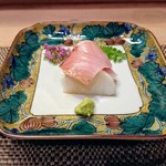 すし処 みや古分店 - 羅臼の鰤と蕪の昆布〆