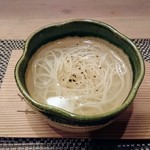 すし処 みや古分店 - 蛤出汁の煮麺、薬味は胡椒