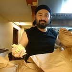 らー麺 家道 - 酒井製麺を持ってポーズを取ってくれたマスター（掲載承諾済み）