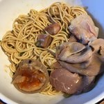 荒町商店中華そば ふじやま - 替玉を混ぜた後トッピングをオン