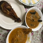 ラベヤ レストラン&スウィーツ - 左上チトル・バジャ（ナギナタナマズの唐揚げ）、右上ベグネル・ジョル（ナスカレー）、下チトル・ジョル（ナギナタナマズカレー）