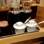 牛カツ京都勝牛 横浜ポルタ店 - 卓上にはドレッシングやソースなど。